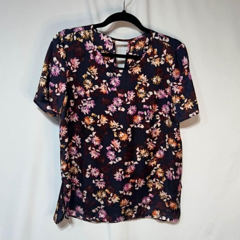Woman’s floral blouse with cute cut out. Split hem. Size Large. Super cute! Shor